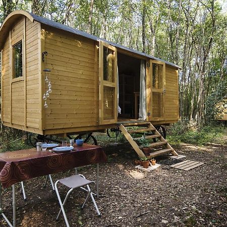Lovely 2-Bed Shepherds Hut In A Forest Sougeres-en-Puisaye エクステリア 写真