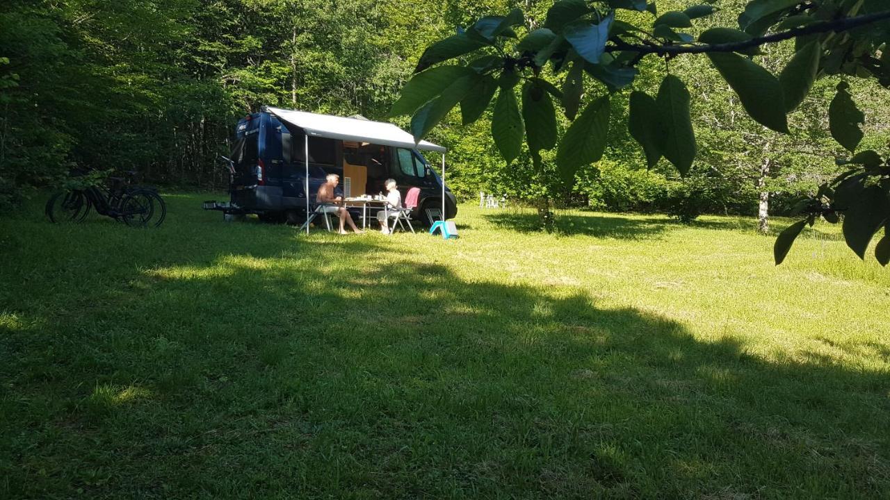 Lovely 2-Bed Shepherds Hut In A Forest Sougeres-en-Puisaye エクステリア 写真