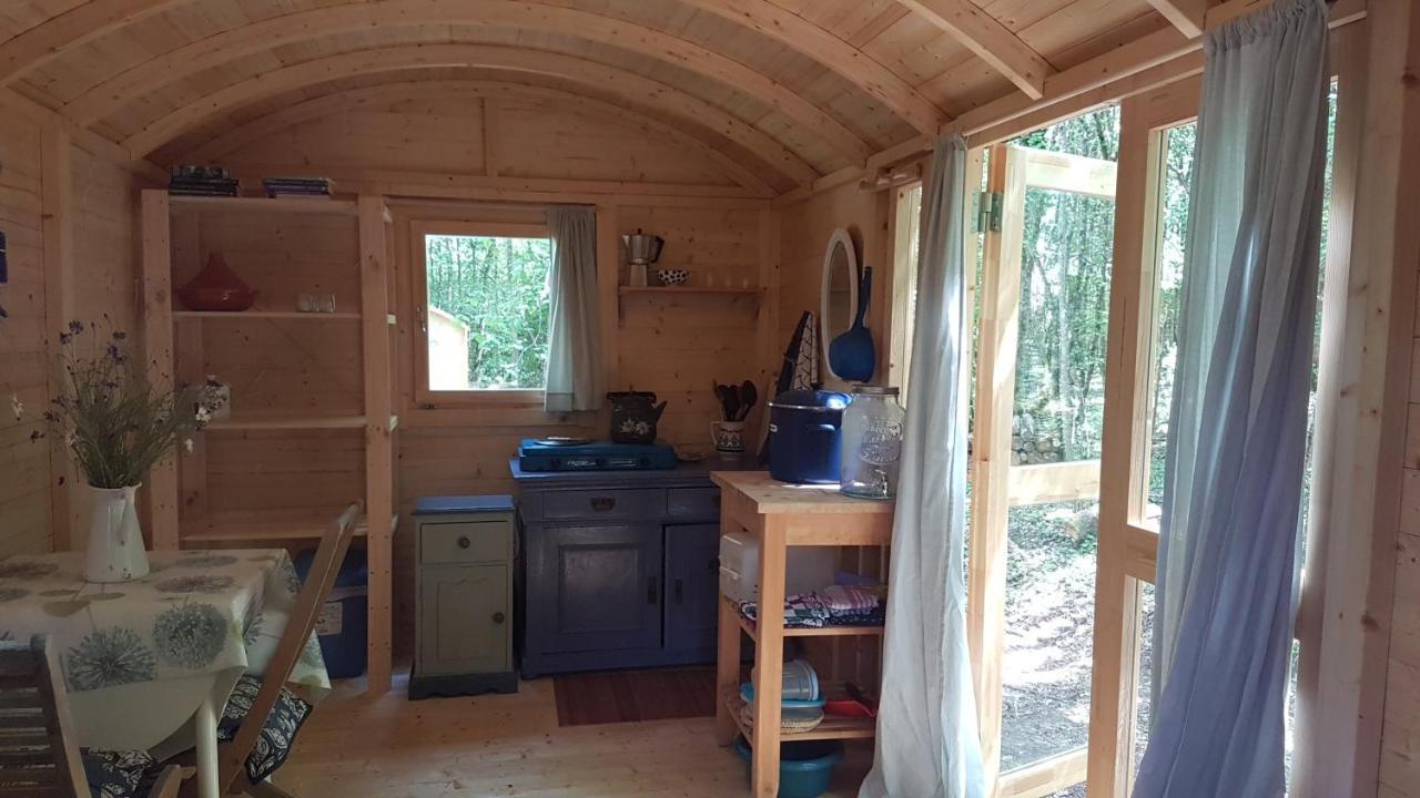 Lovely 2-Bed Shepherds Hut In A Forest Sougeres-en-Puisaye エクステリア 写真