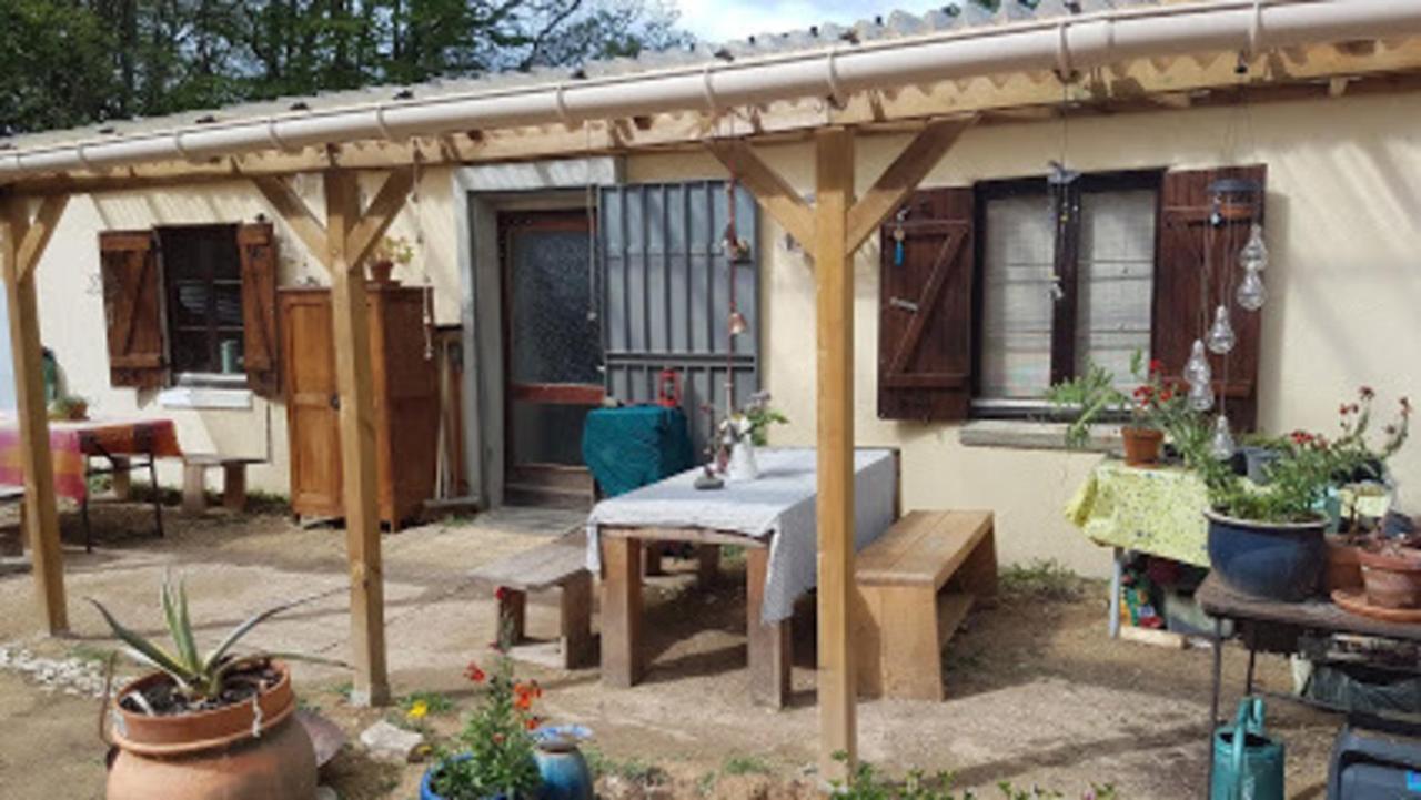 Lovely 2-Bed Shepherds Hut In A Forest Sougeres-en-Puisaye エクステリア 写真