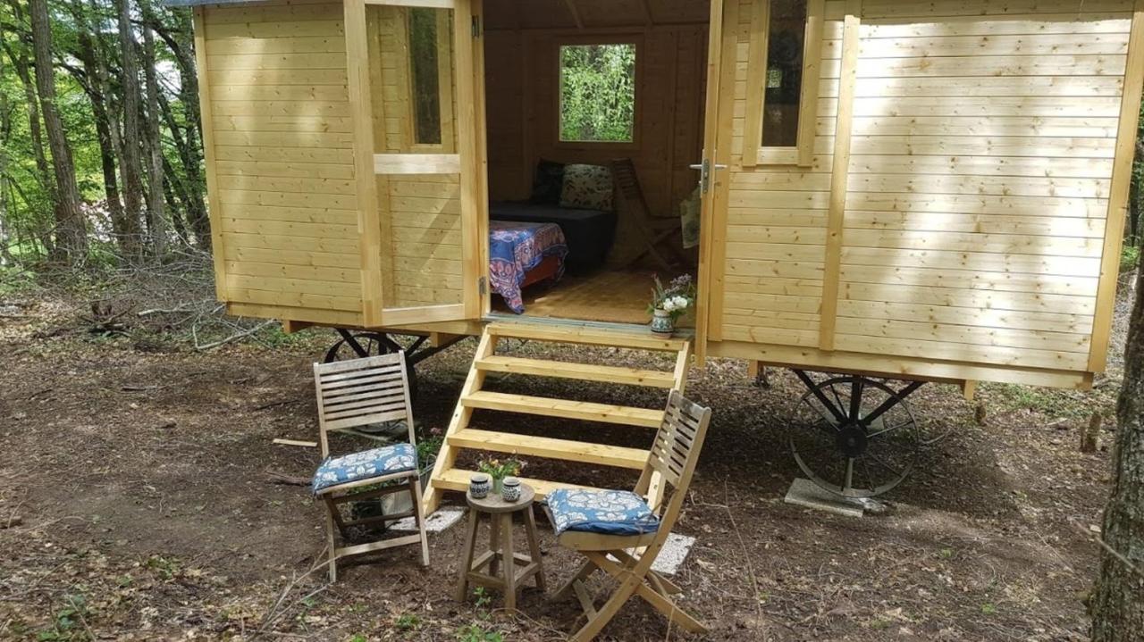 Lovely 2-Bed Shepherds Hut In A Forest Sougeres-en-Puisaye エクステリア 写真