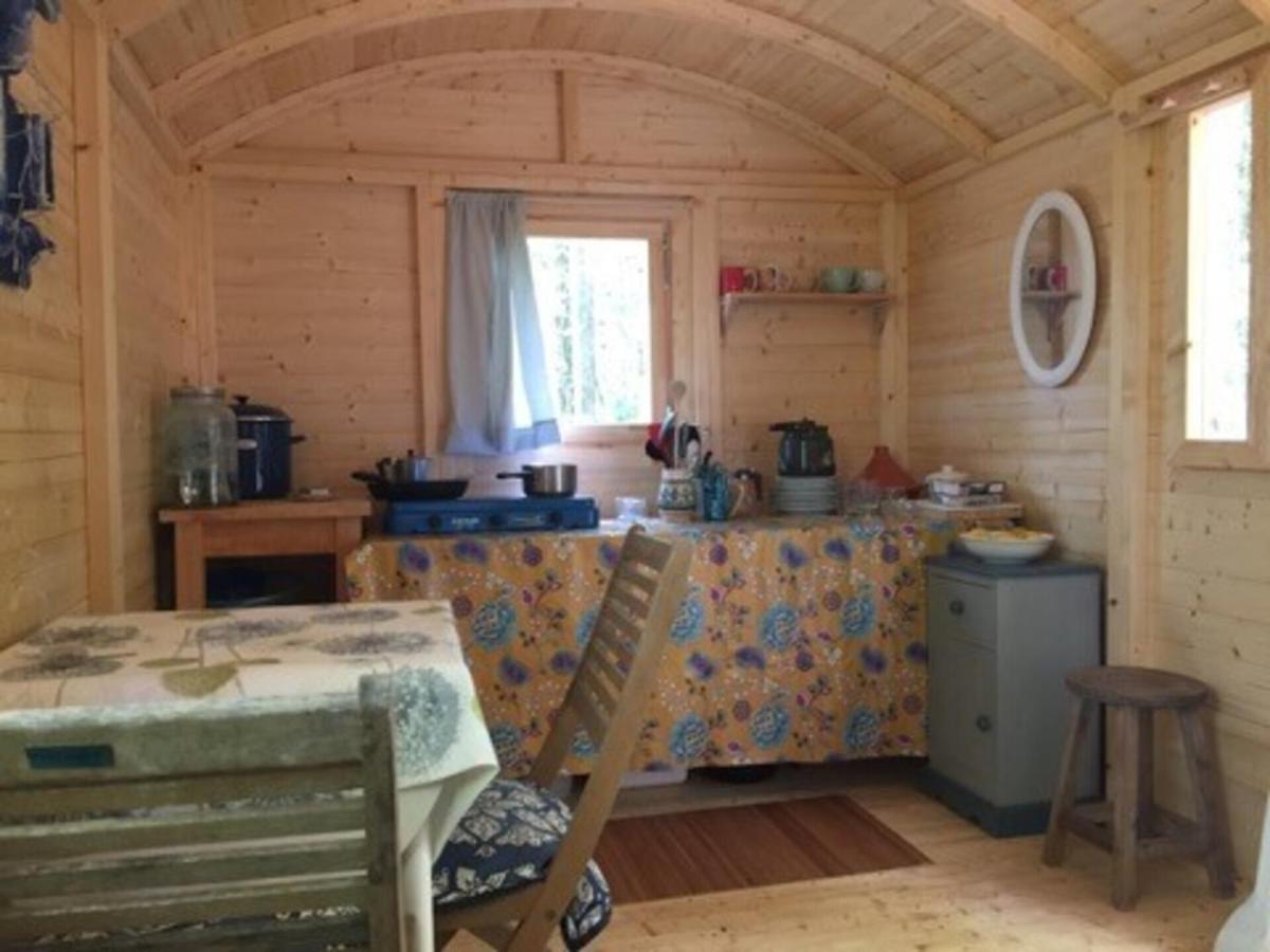 Lovely 2-Bed Shepherds Hut In A Forest Sougeres-en-Puisaye エクステリア 写真