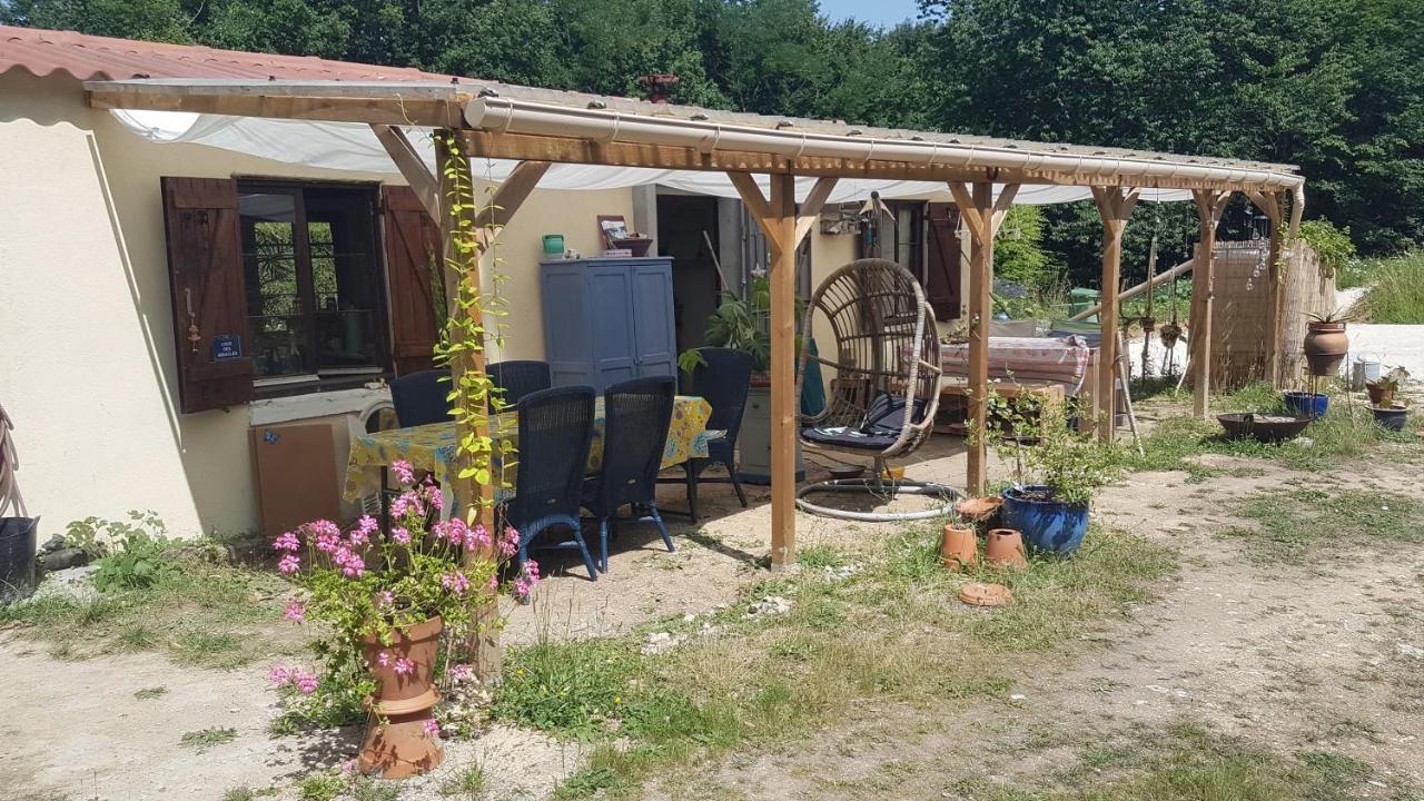 Lovely 2-Bed Shepherds Hut In A Forest Sougeres-en-Puisaye エクステリア 写真